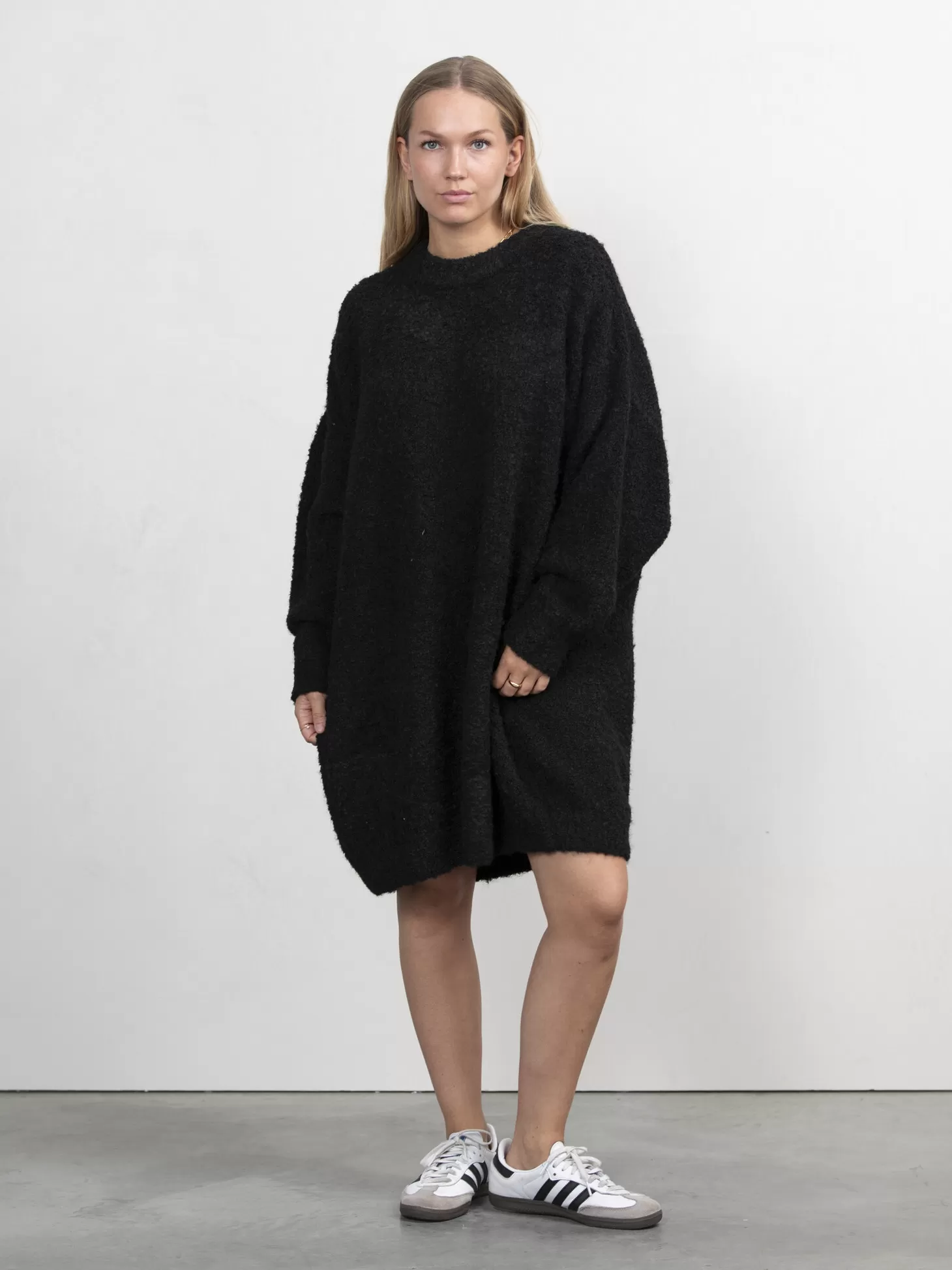 boucle_gebreide_jurk_andres_2.webp Les Soeurs Boucle Gebreide Jurk Andres Black Online