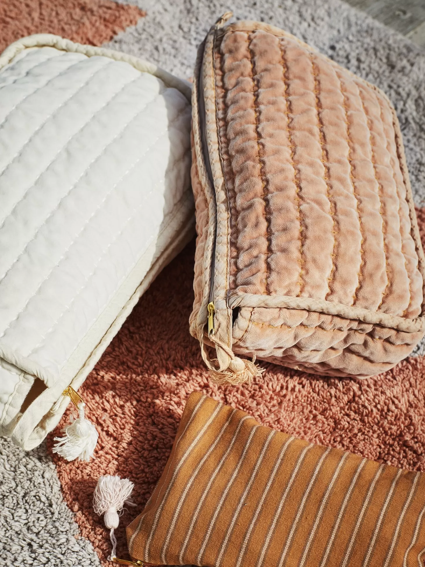 Madam Stoltz Gewatteerde Velvet Toilettas Melon Sorbet Hot