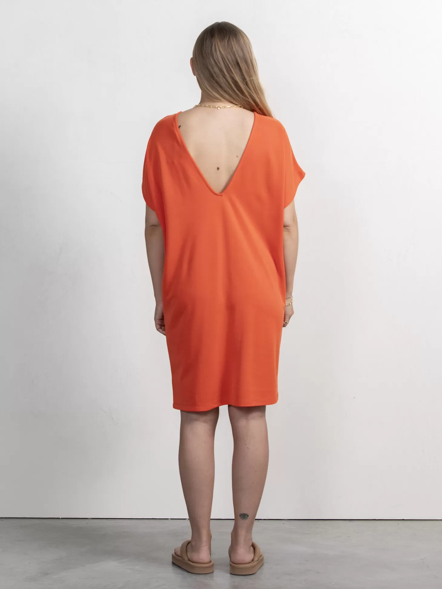 jersey_jurk_kattie_bosko_2-1.webp MBYM Jersey Jurk Kattie Bosko Cherry Tomato Fashion