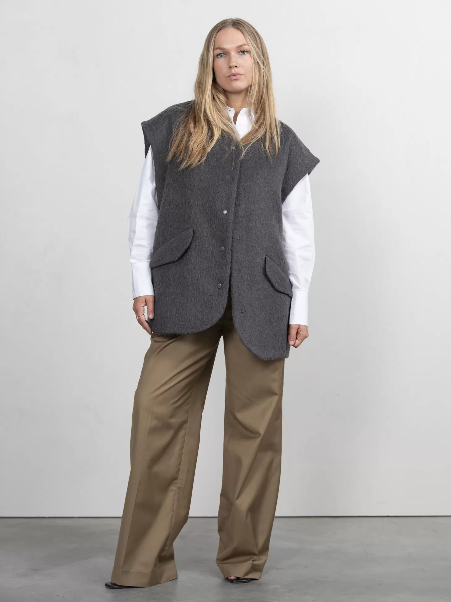 mouwloos_wollen_vest_ayda_3.webp Les Soeurs Mouwloos Wollen Vest Ayda Grey Cheap
