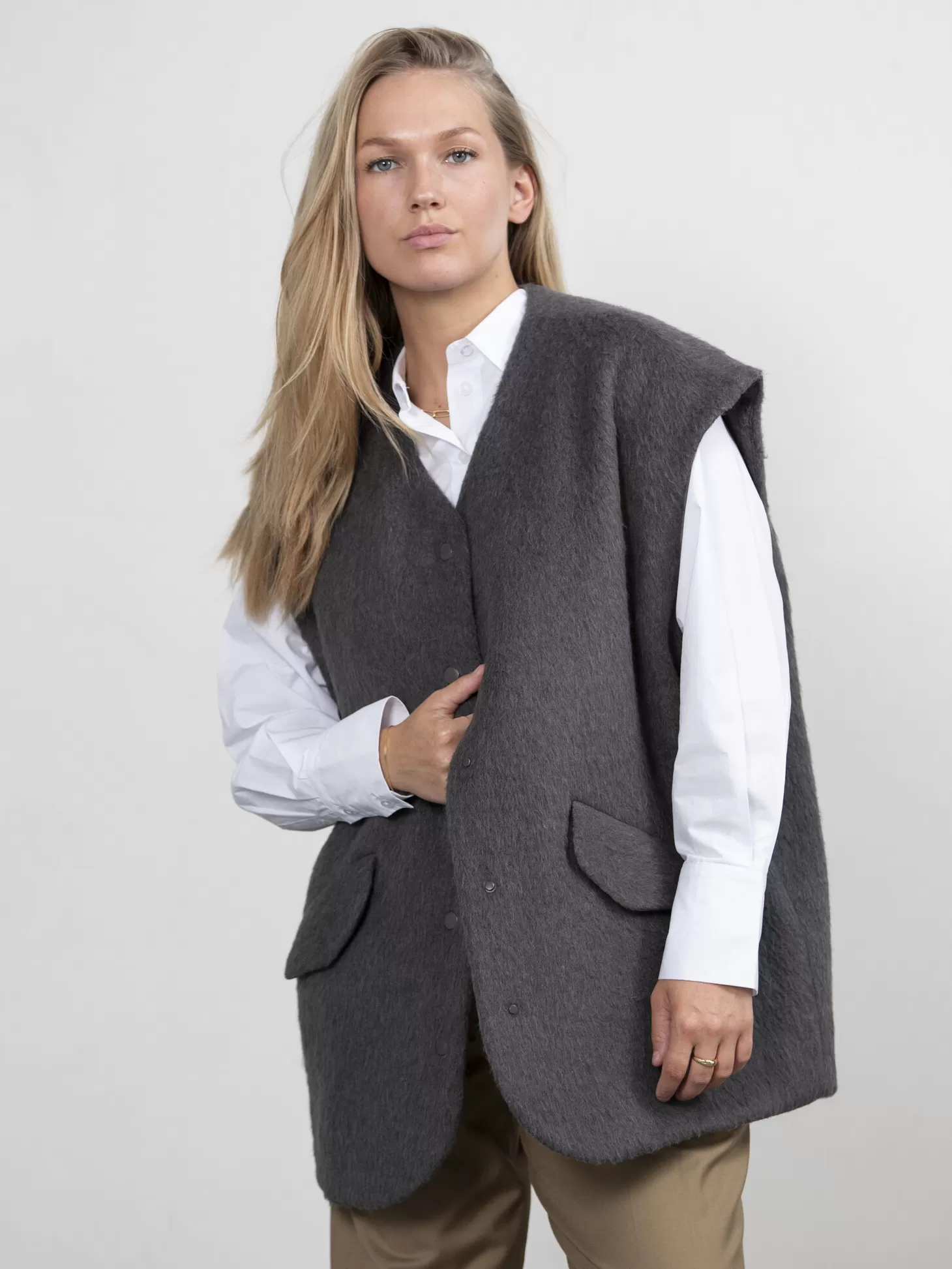 mouwloos_wollen_vest_ayda_4.webp Les Soeurs Mouwloos Wollen Vest Ayda Grey Cheap