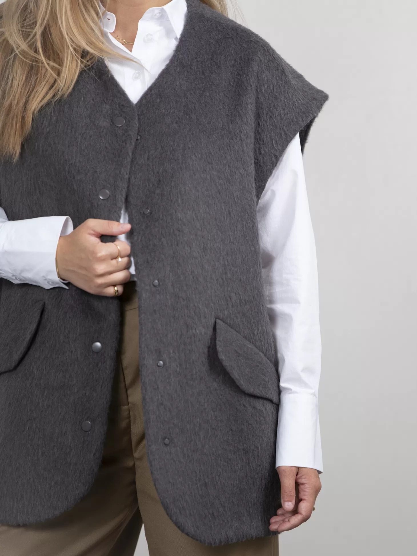 mouwloos_wollen_vest_ayda_5.webp Les Soeurs Mouwloos Wollen Vest Ayda Grey Cheap