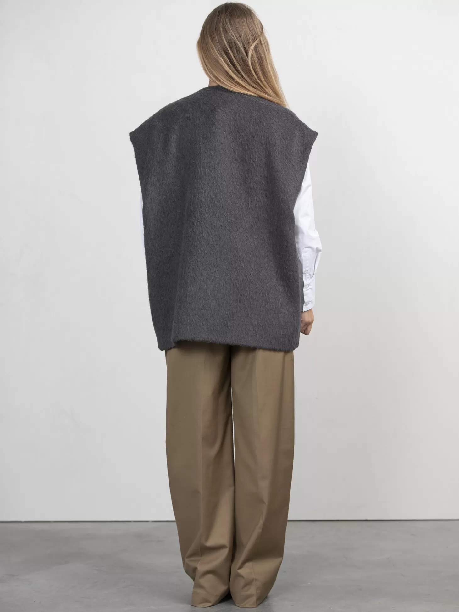 mouwloos_wollen_vest_ayda_6.webp Les Soeurs Mouwloos Wollen Vest Ayda Grey Cheap