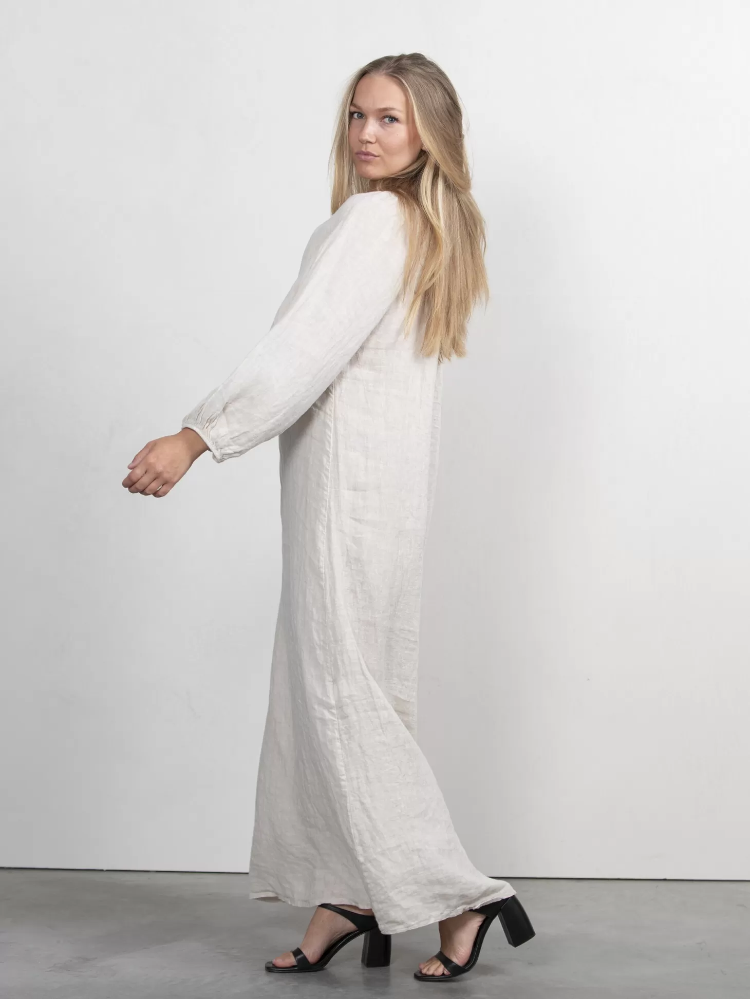 offshoulder_jurk_lily_3.webp Le Marais Offshoulder Jurk Lily Beige Best Sale