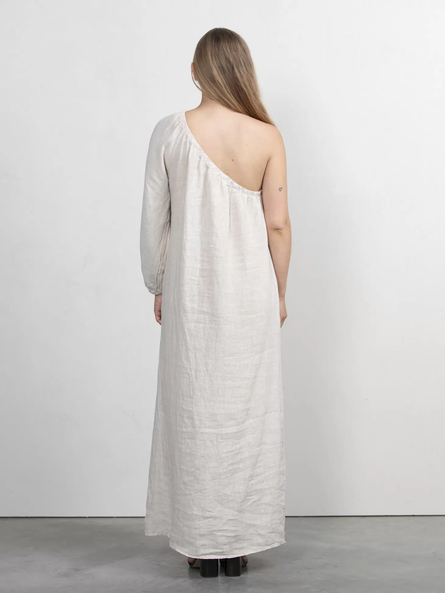 offshoulder_jurk_lily_4.webp Le Marais Offshoulder Jurk Lily Beige Best Sale