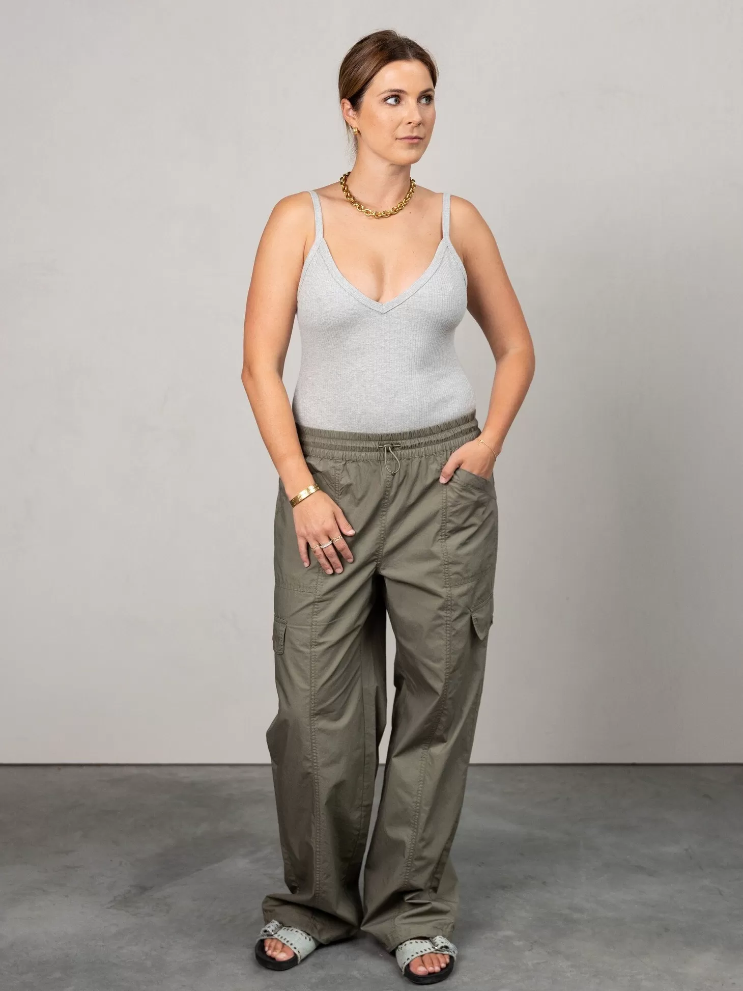 parachutebroek_yami_damika_0.webp MBYM Parachutebroek Yami Damika Dusty Olive New