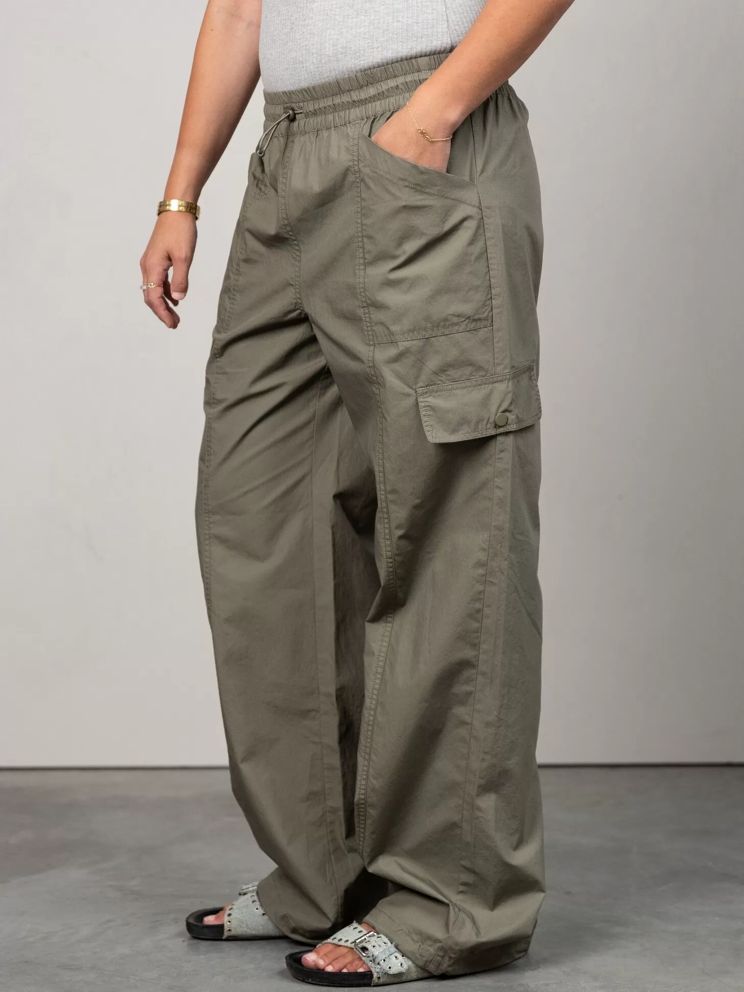 parachutebroek_yami_damika_2.webp MBYM Parachutebroek Yami Damika Dusty Olive New