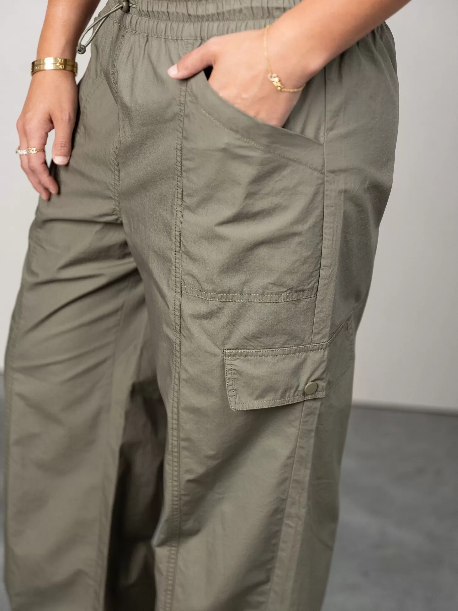 parachutebroek_yami_damika_3.webp MBYM Parachutebroek Yami Damika Dusty Olive New