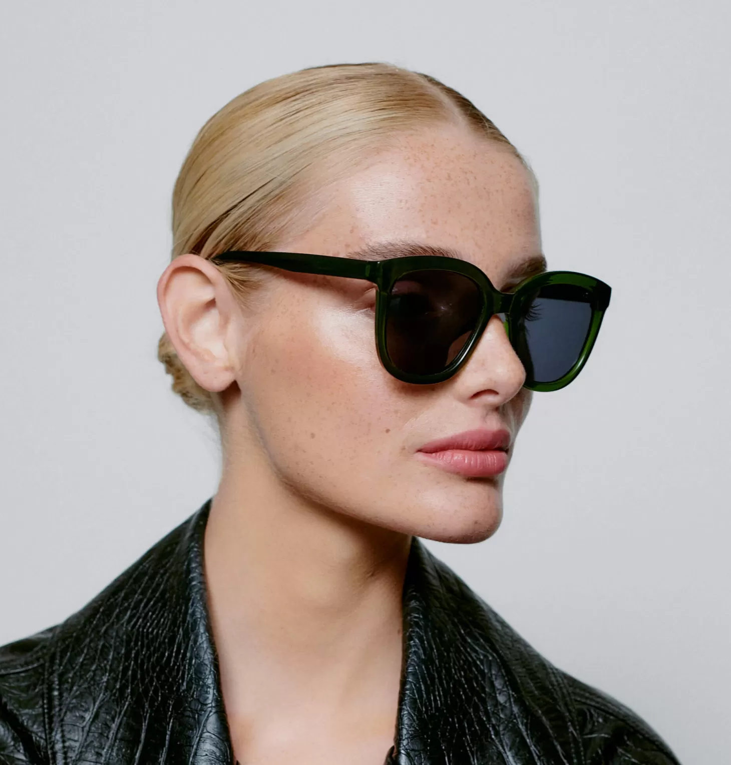zonnebril_billy_2-1.webp A.Kjaerbede Zonnebril Billy Dark Green Transparent Fashion