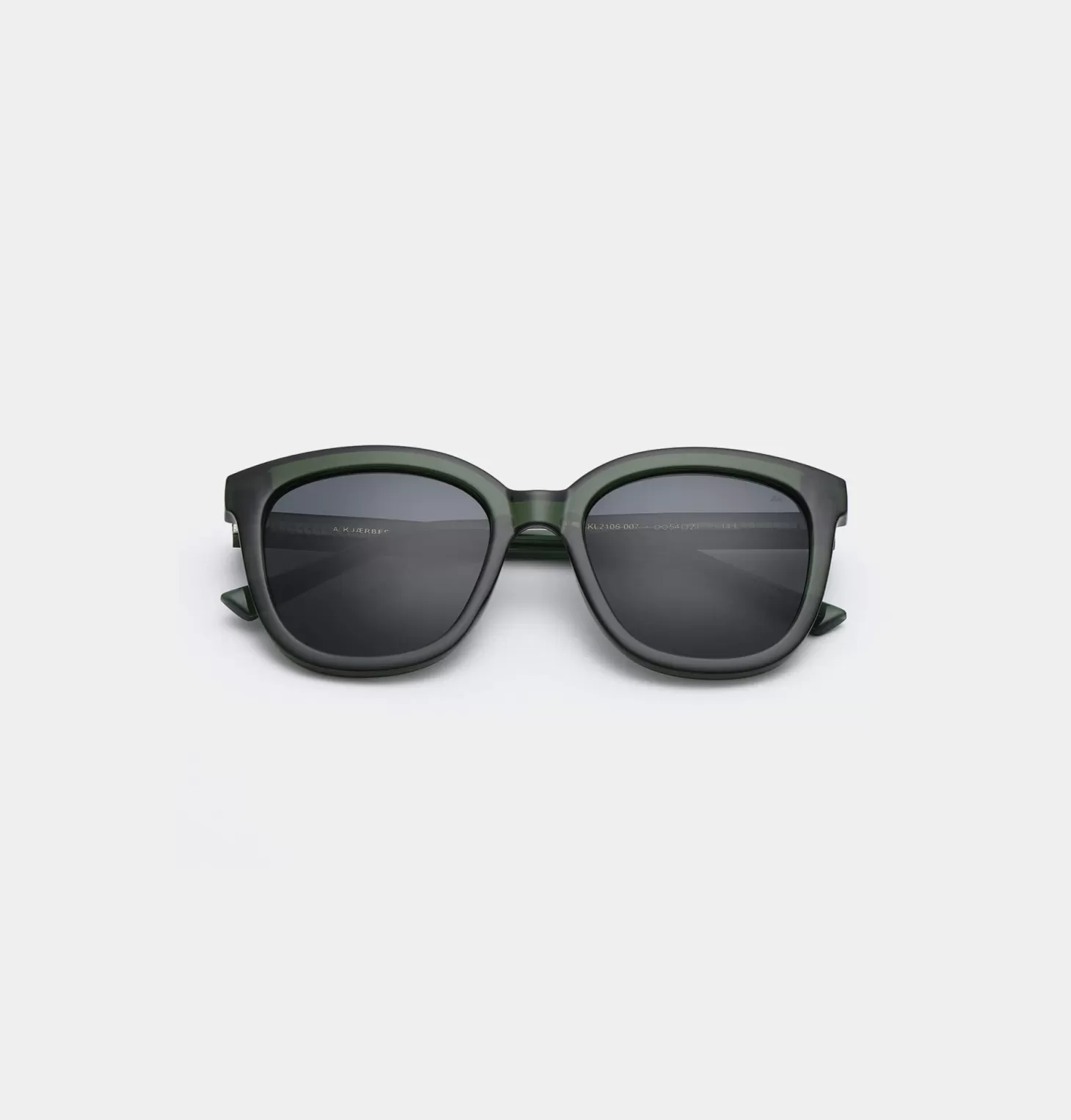 zonnebril_billy_5-1.webp A.Kjaerbede Zonnebril Billy Dark Green Transparent Fashion
