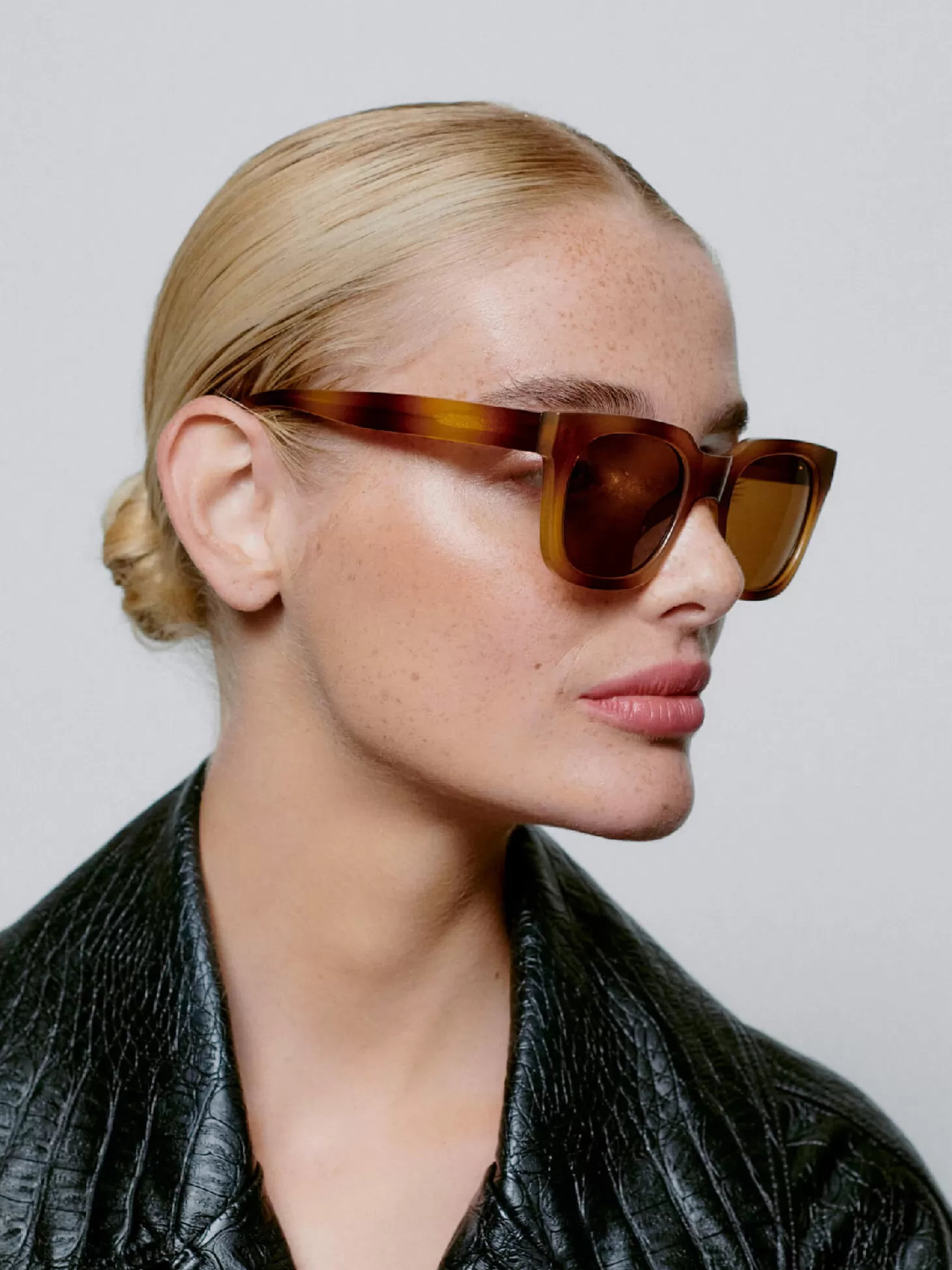 zonnebril_nancy_2.webp A.Kjaerbede Zonnebril Nancy Demi Brown Store