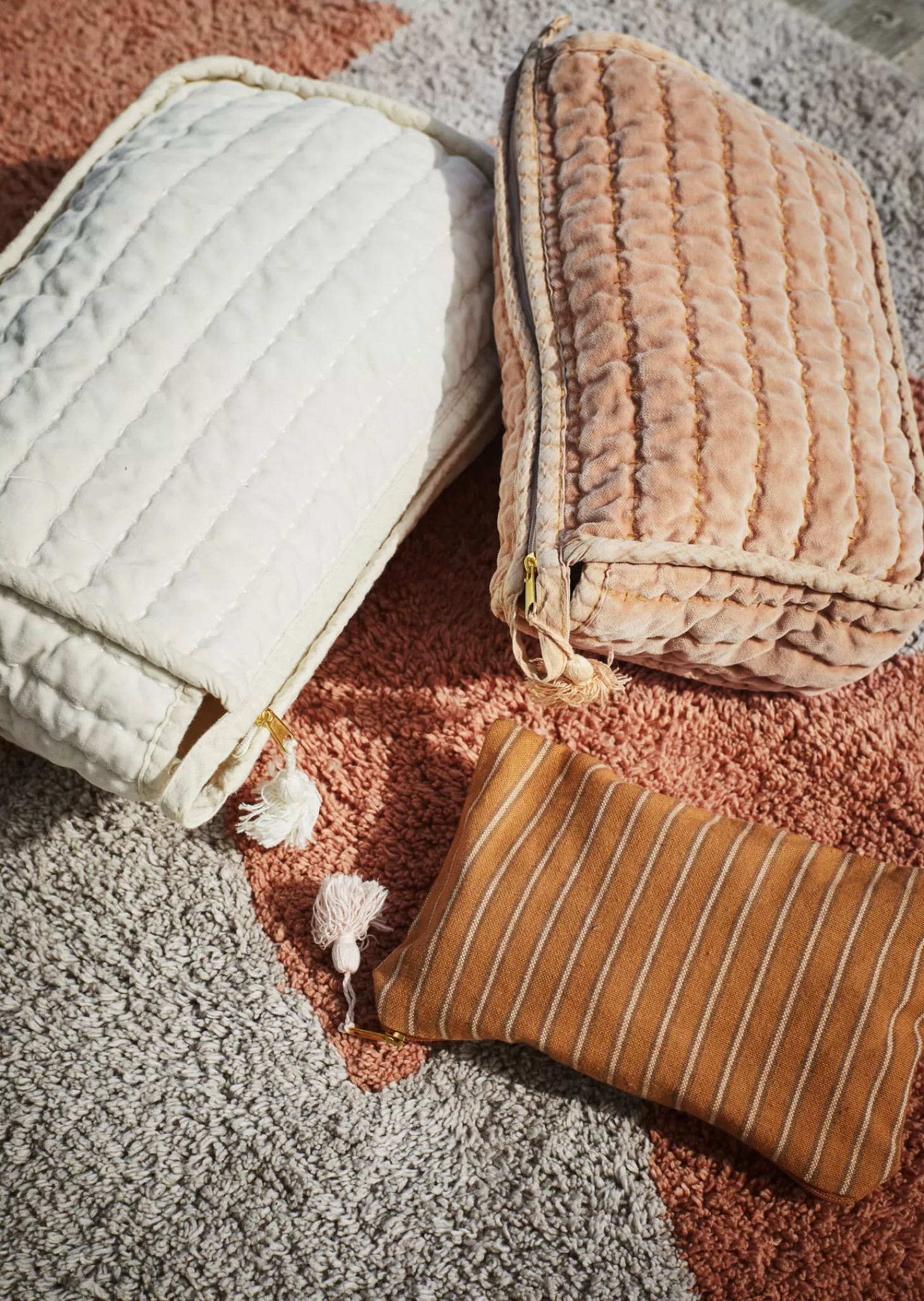 Madam Stoltz Gewatteerde Velvet Toilettas Ecru Online