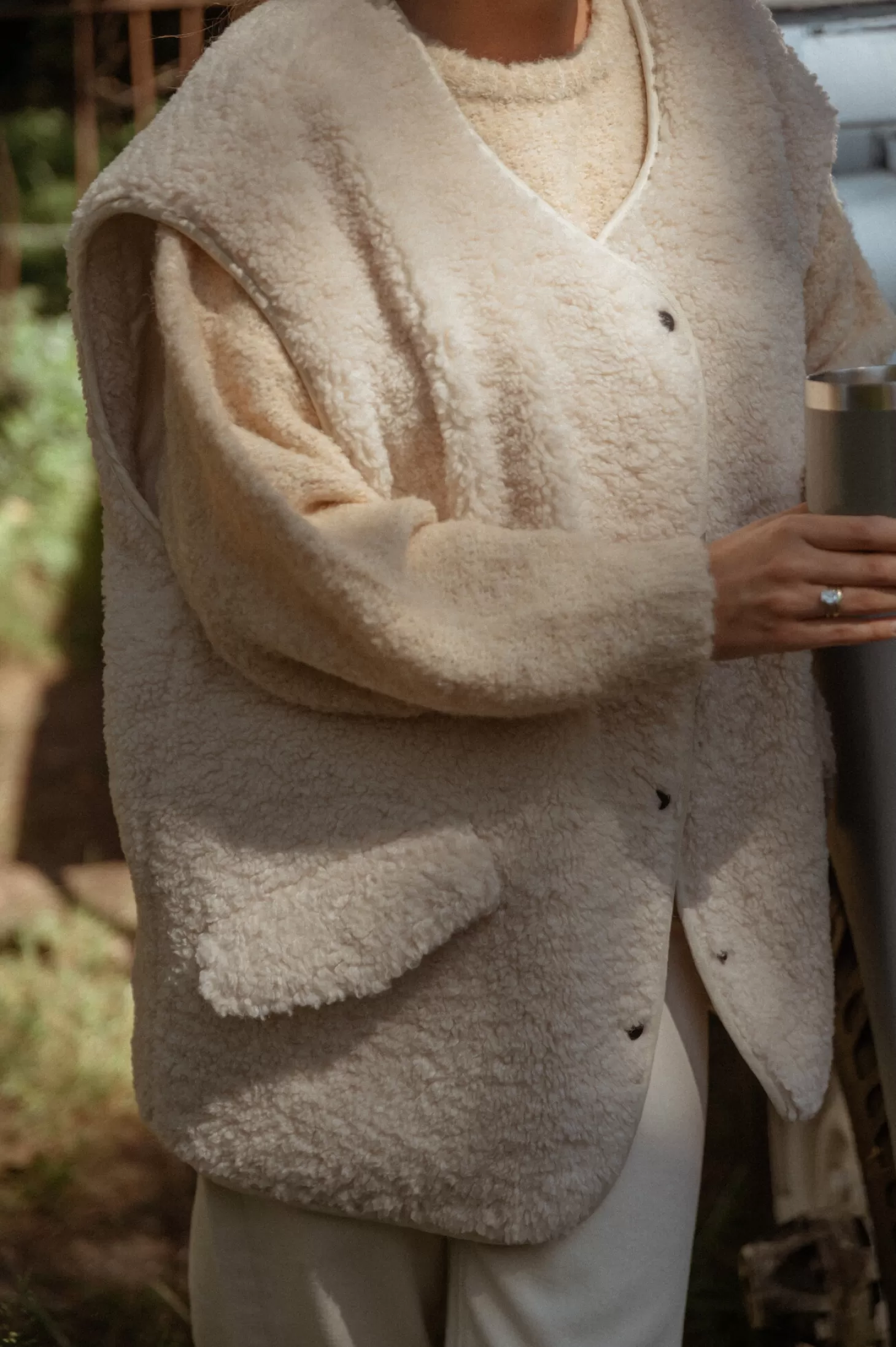 mouwloos_teddy_vest_alexander_2.webp Les Soeurs Mouwloos Teddy Vest Alexander Ecru Store