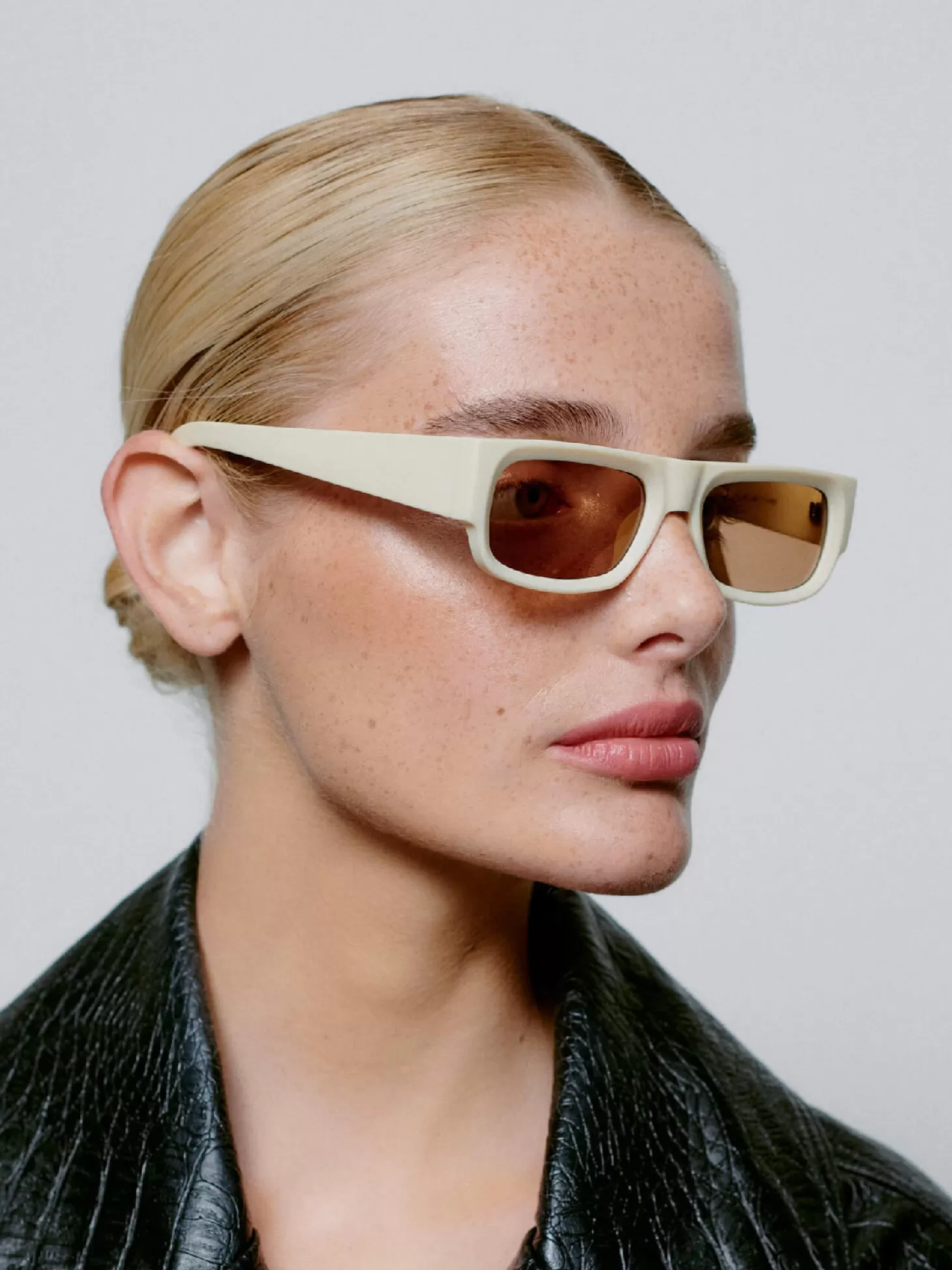 zonnebril_jean_2-1.webp A.Kjaerbede Zonnebril Jean Cream Sale